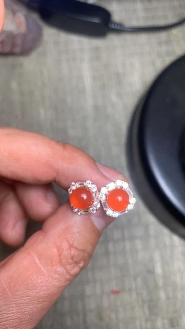 241127-388天然原矿南红河湾冰红耳钉