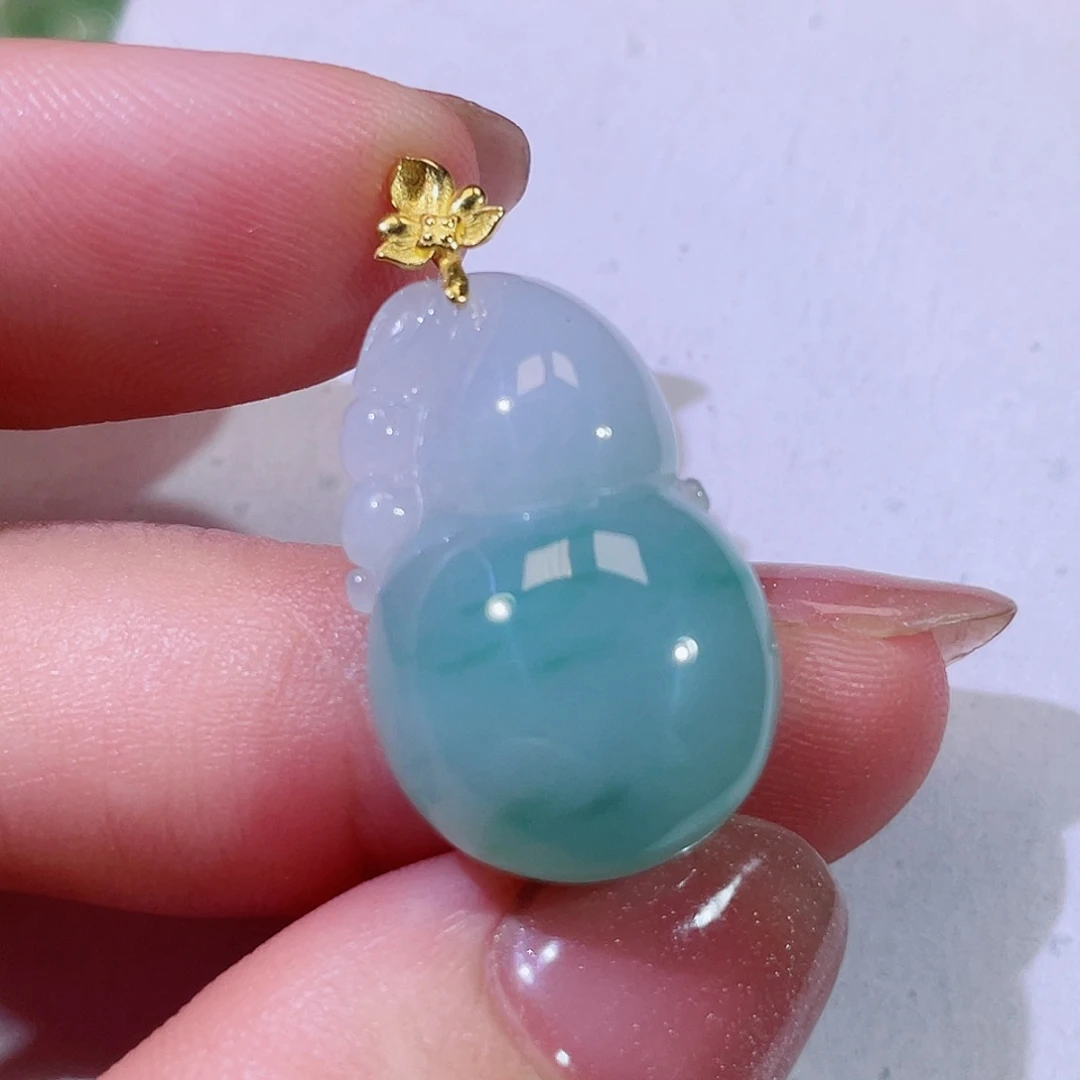 翡翠18K金镶嵌颈饰葫芦