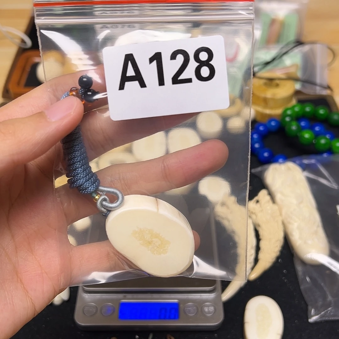 佟***亮天然猛犸象牙雕刻品