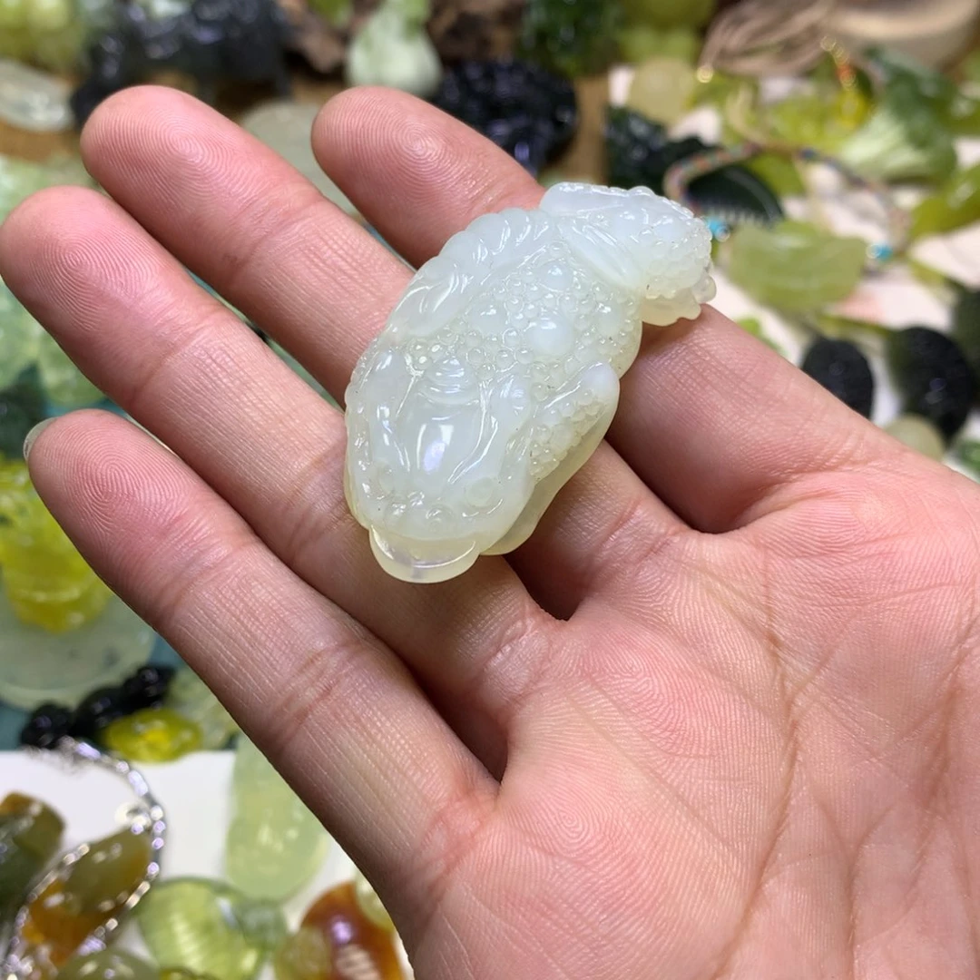 岫玉颈饰未镶嵌金蟾