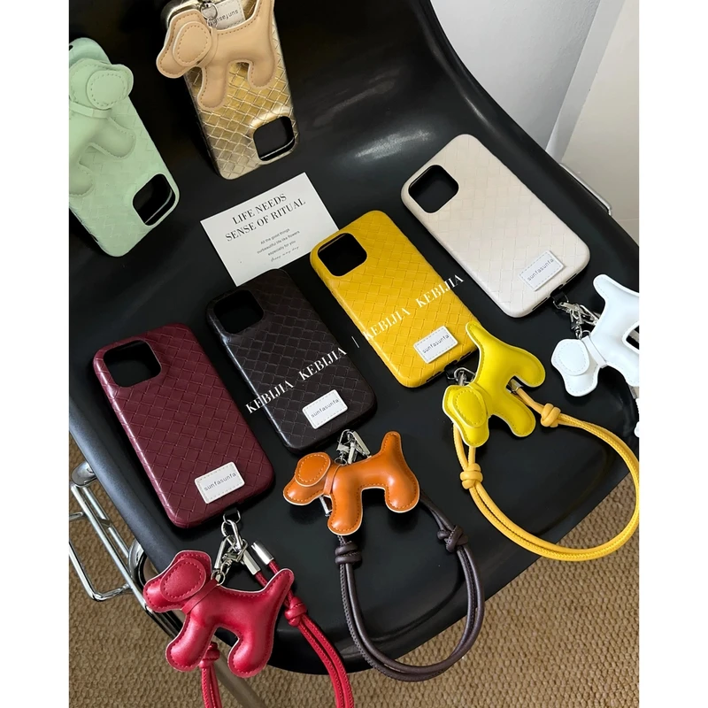 ins皮质壳编织纹小狗挂绳防摔适用于苹果16promax15/14手机壳