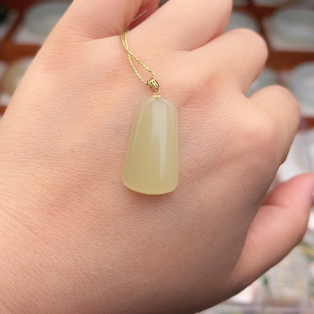 和田玉18K金镶嵌颈饰无事牌