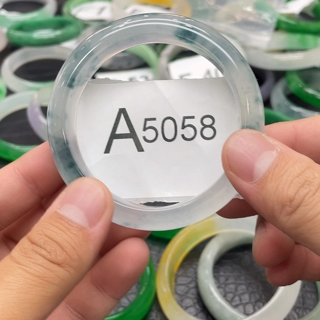 翡翠手镯未镶嵌默认瑕疵