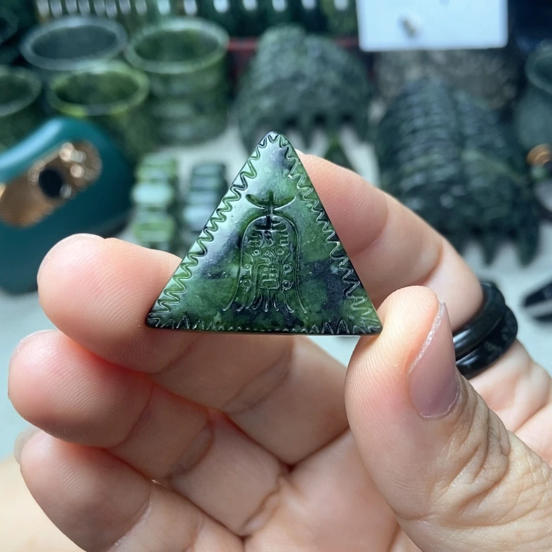 未镶嵌蛇纹石玉颈饰