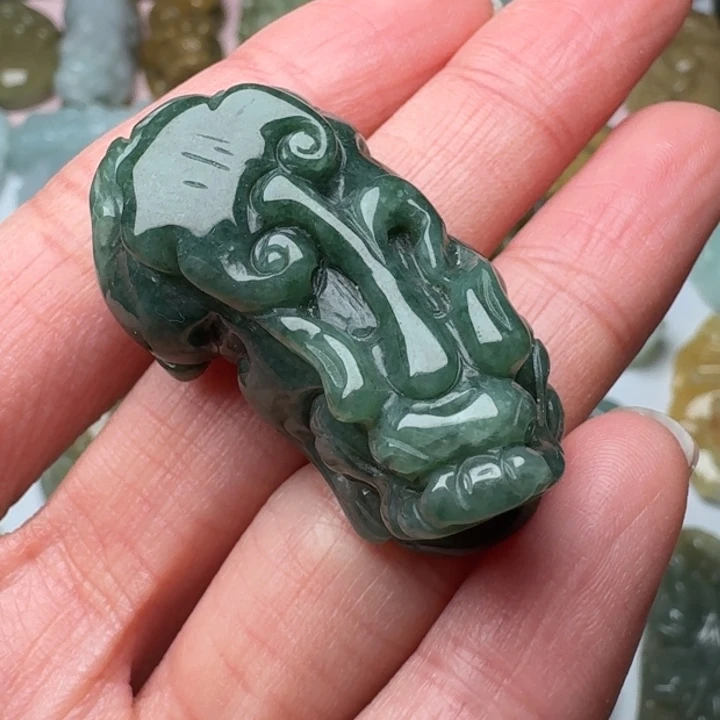 翡翠未镶嵌颈饰貔貅