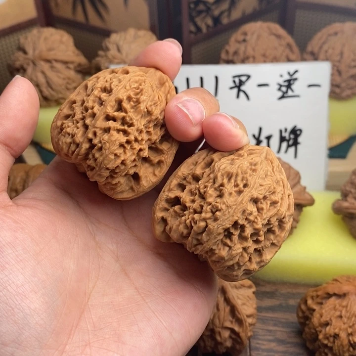 嘚***儿吊坠文玩核桃41全品南疆石 695