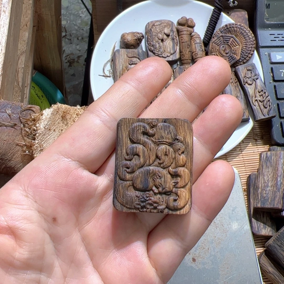 沉香吊坠白棋雕刻4.7克