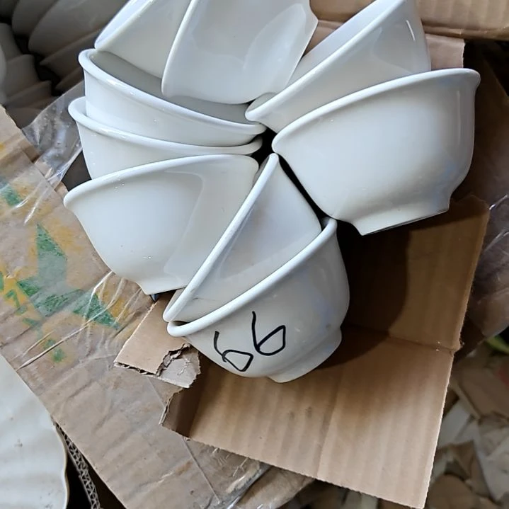 摆件盘子碗茶壶啥都有