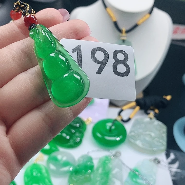 翡翠未镶嵌吊坠(赠链)