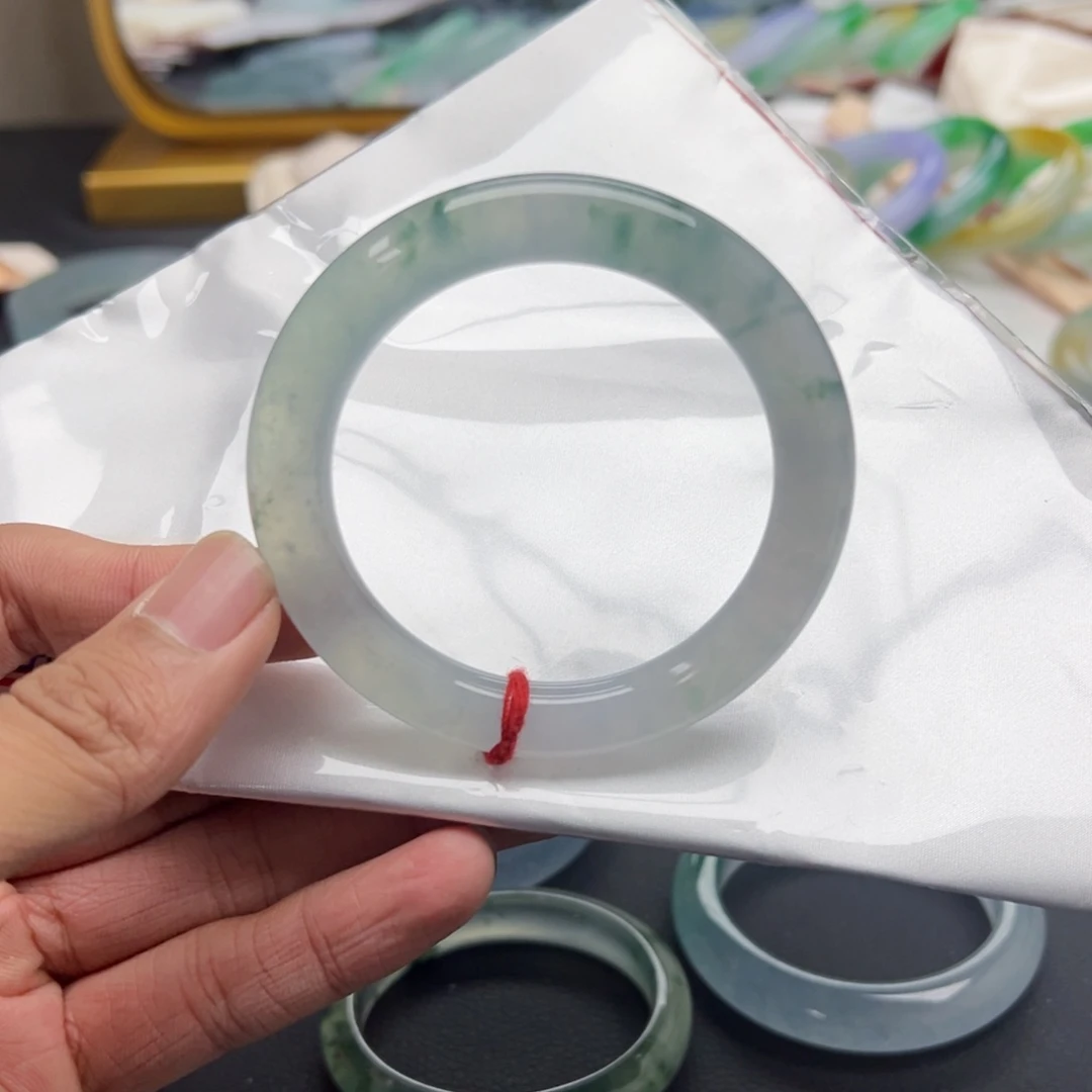 翡翠手镯未镶嵌飘花