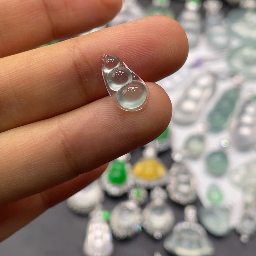 翡翠未镶嵌颈饰福豆