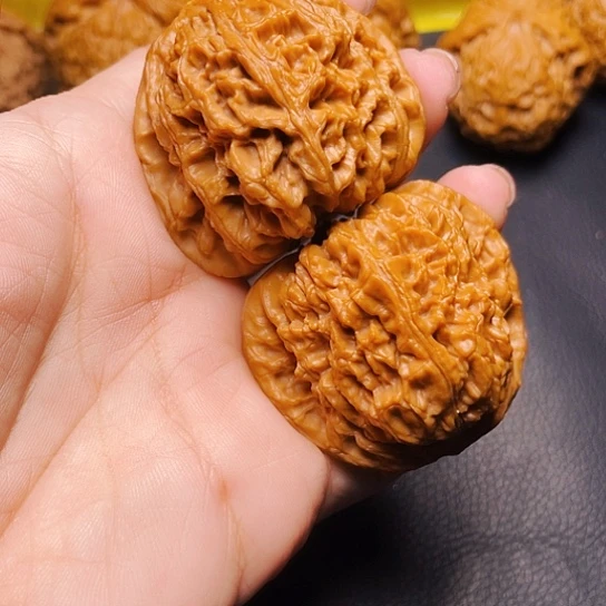 L****?文玩核桃南疆石一对