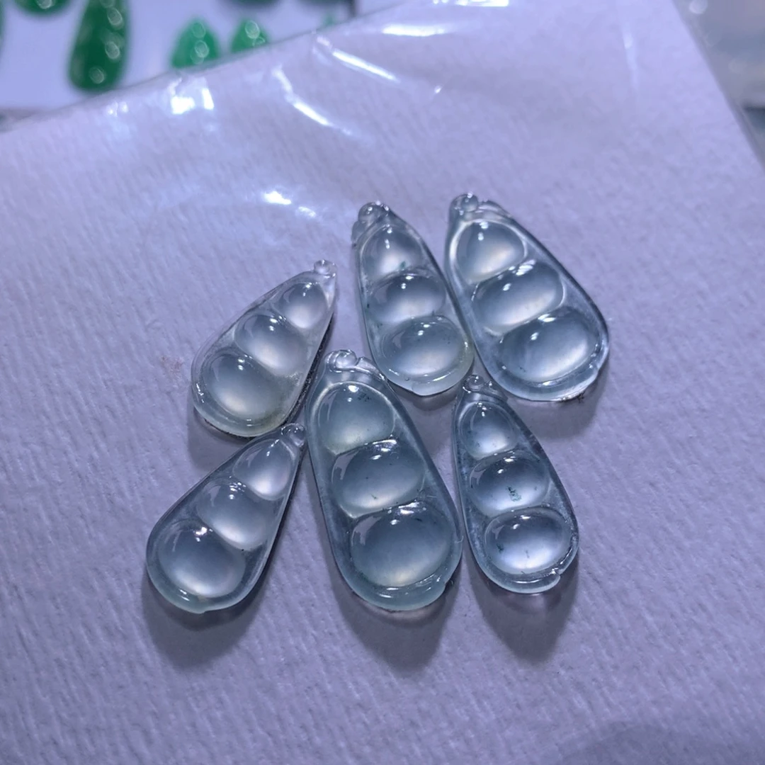 翡翠未镶嵌颈饰一手