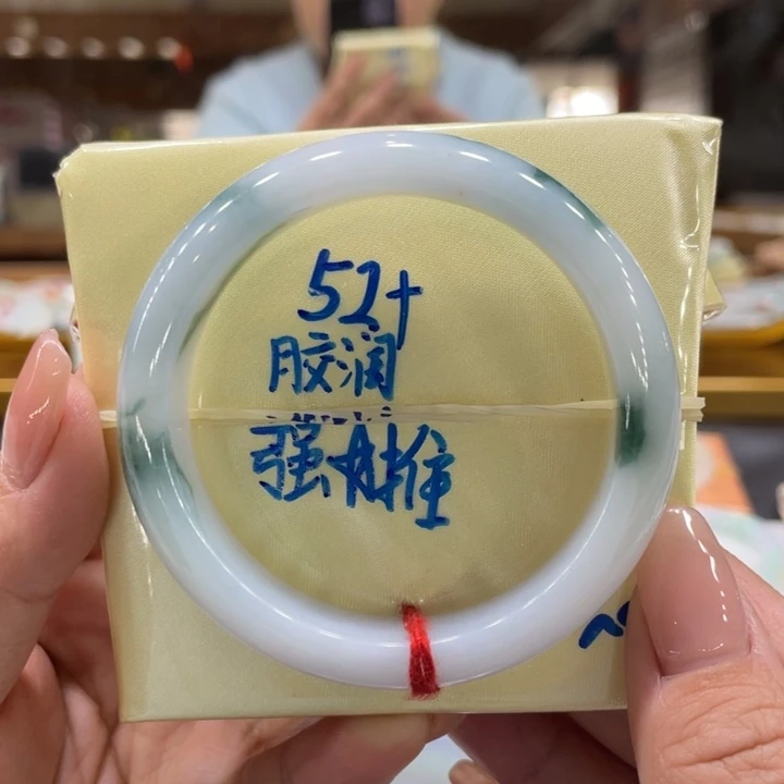 翡翠手镯未镶嵌翡翠