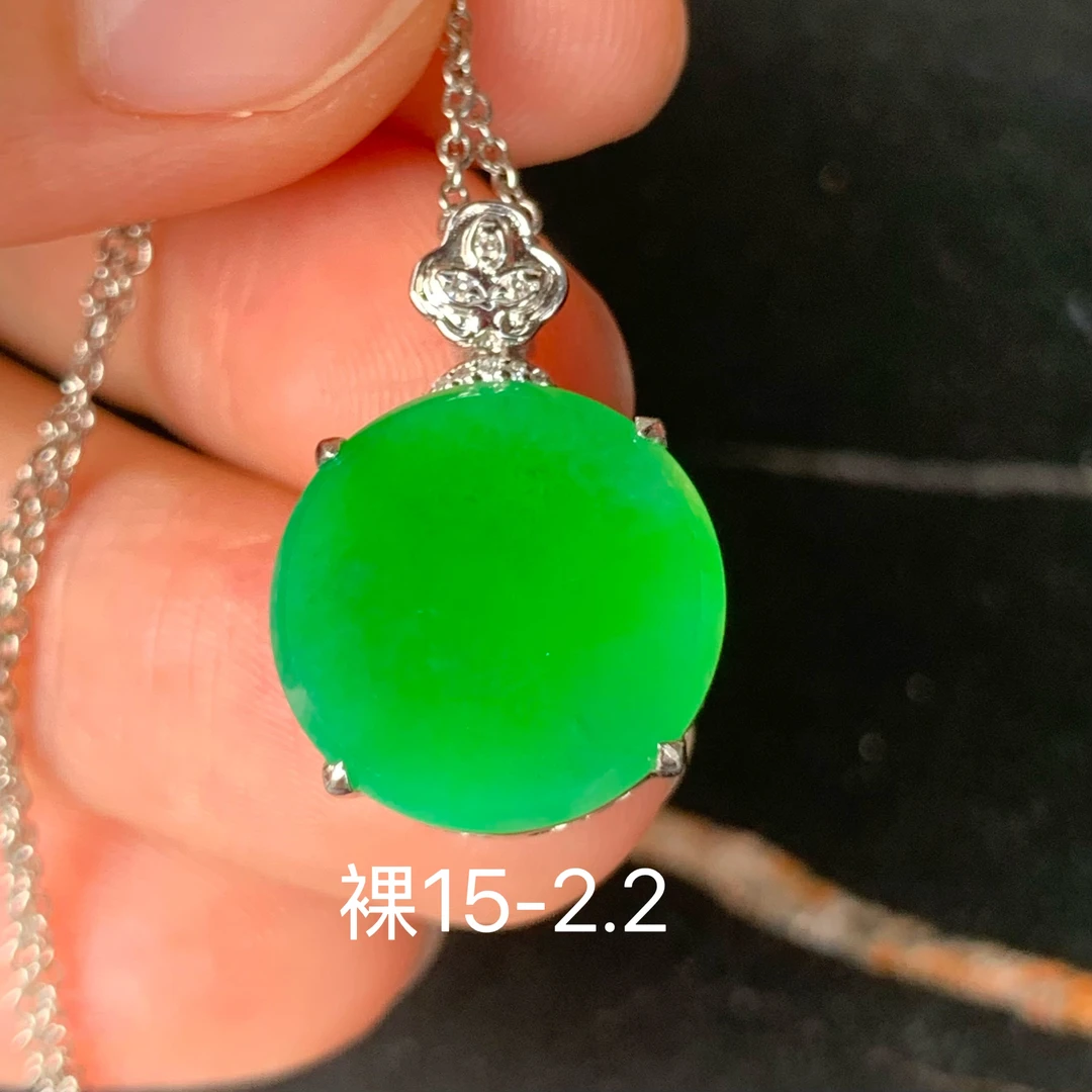 冰绿圆牌天然翡翠吊坠 镶嵌精致 女生配饰
