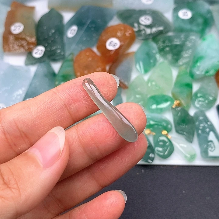 翡翠未镶嵌颈饰随型