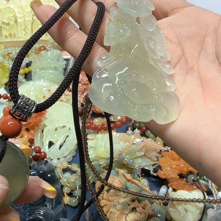 未镶嵌蛇纹石玉吊坠白