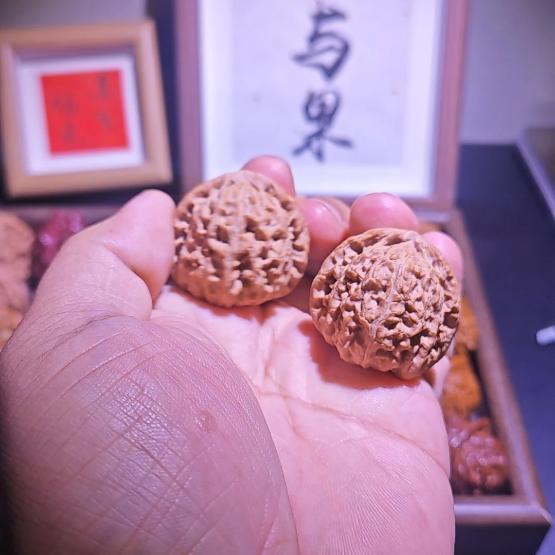 文玩核桃吊坠   等腰三角白