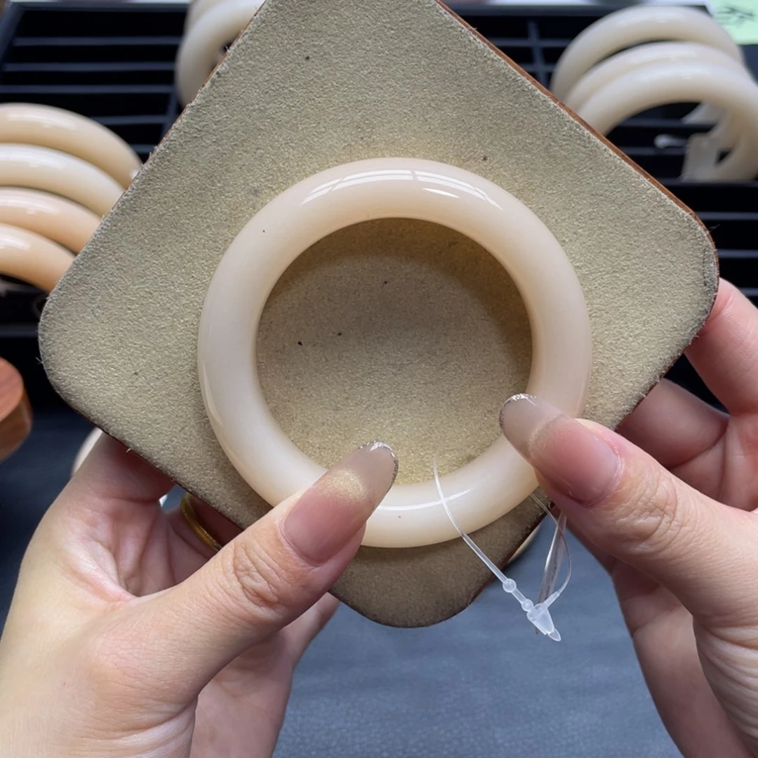 未镶嵌手镯石英质玉且*