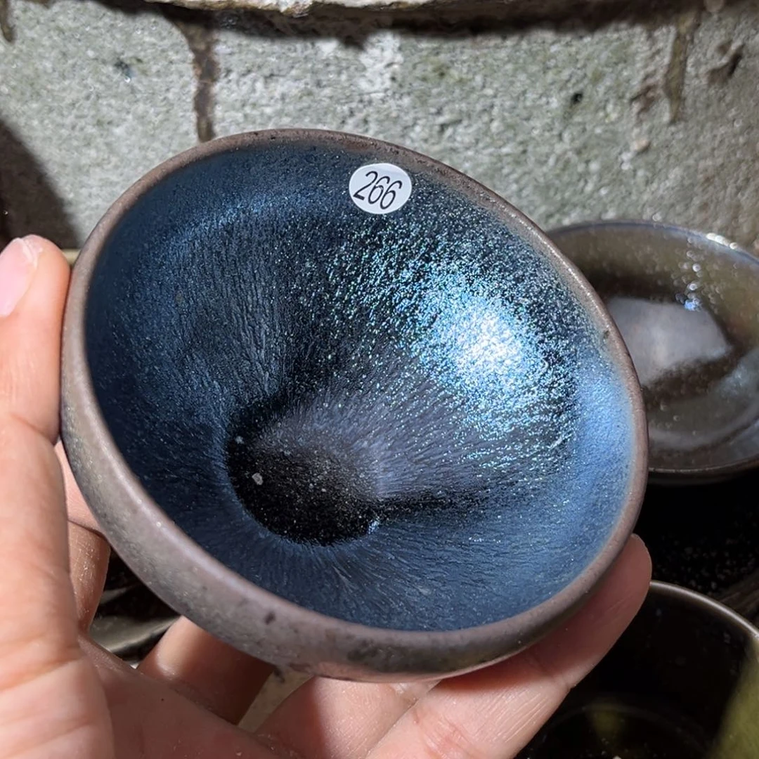 茶盏义兴龙窑坚持真柴烧落灰烧