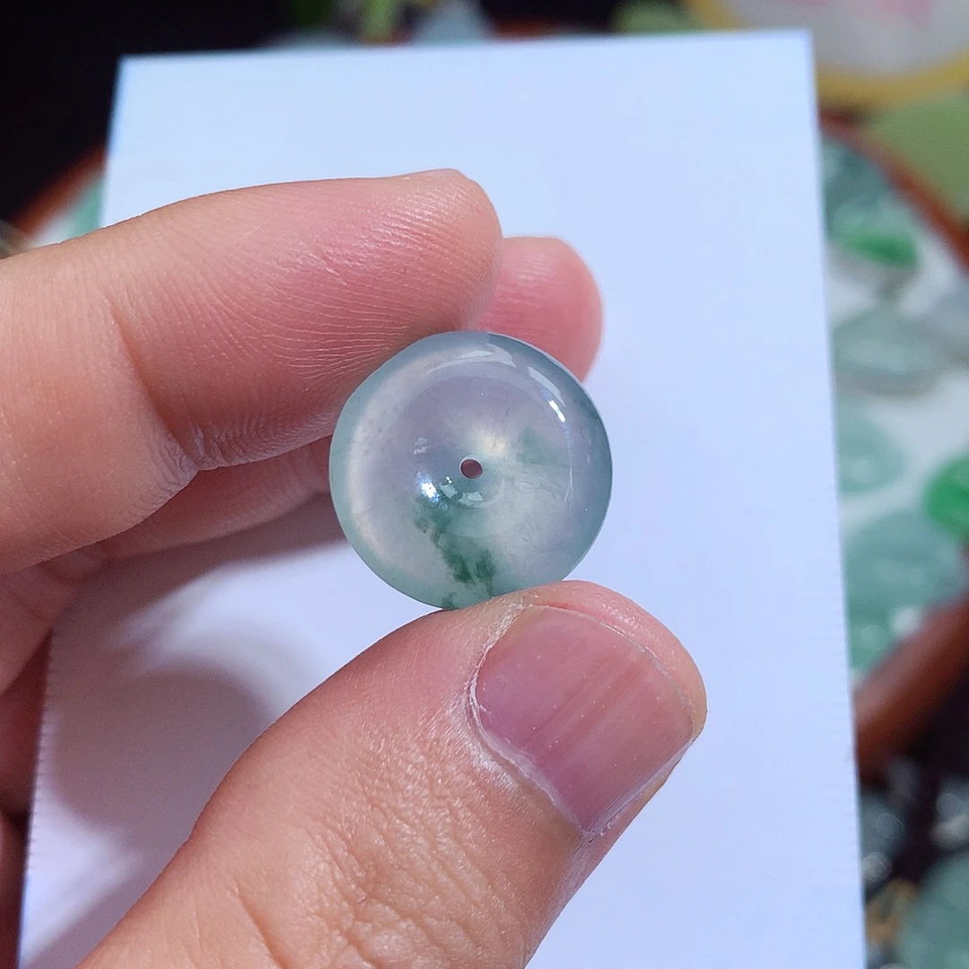 晓***欢翡翠未镶嵌颈饰平安扣