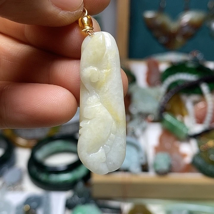 翡翠未镶嵌吊坠(赠链)