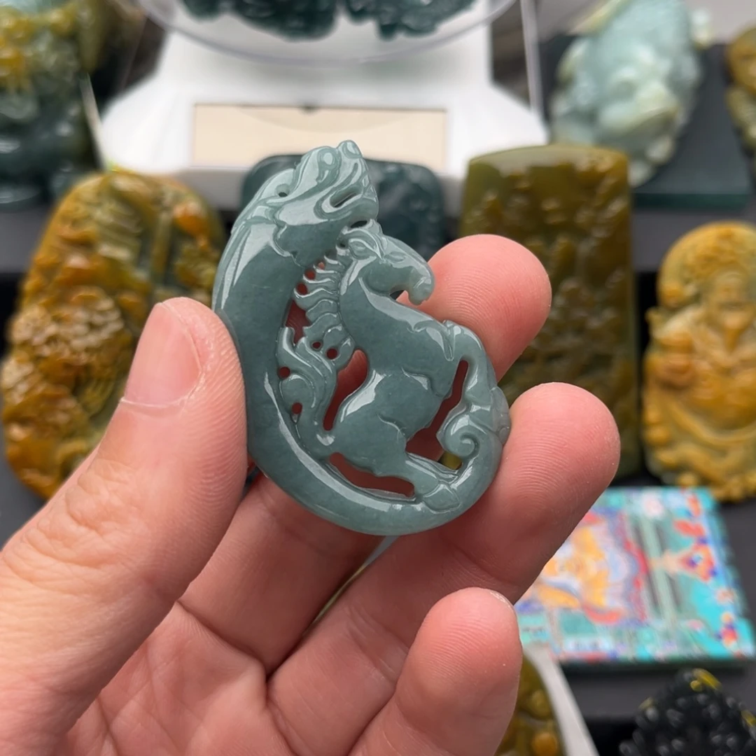 翡翠未镶嵌颈饰马