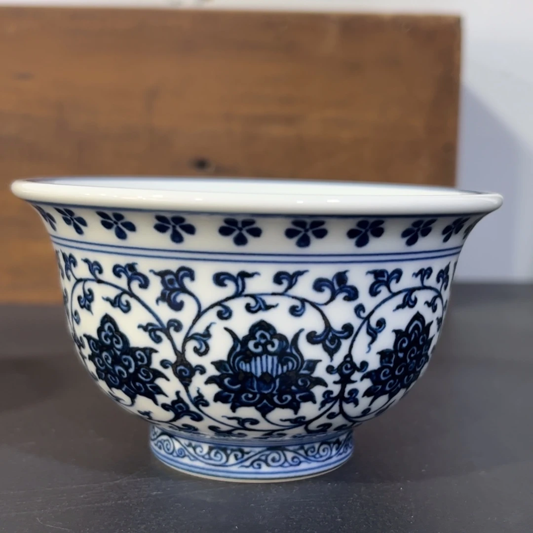 青花缠枝莲内绘矾红双狮压手杯