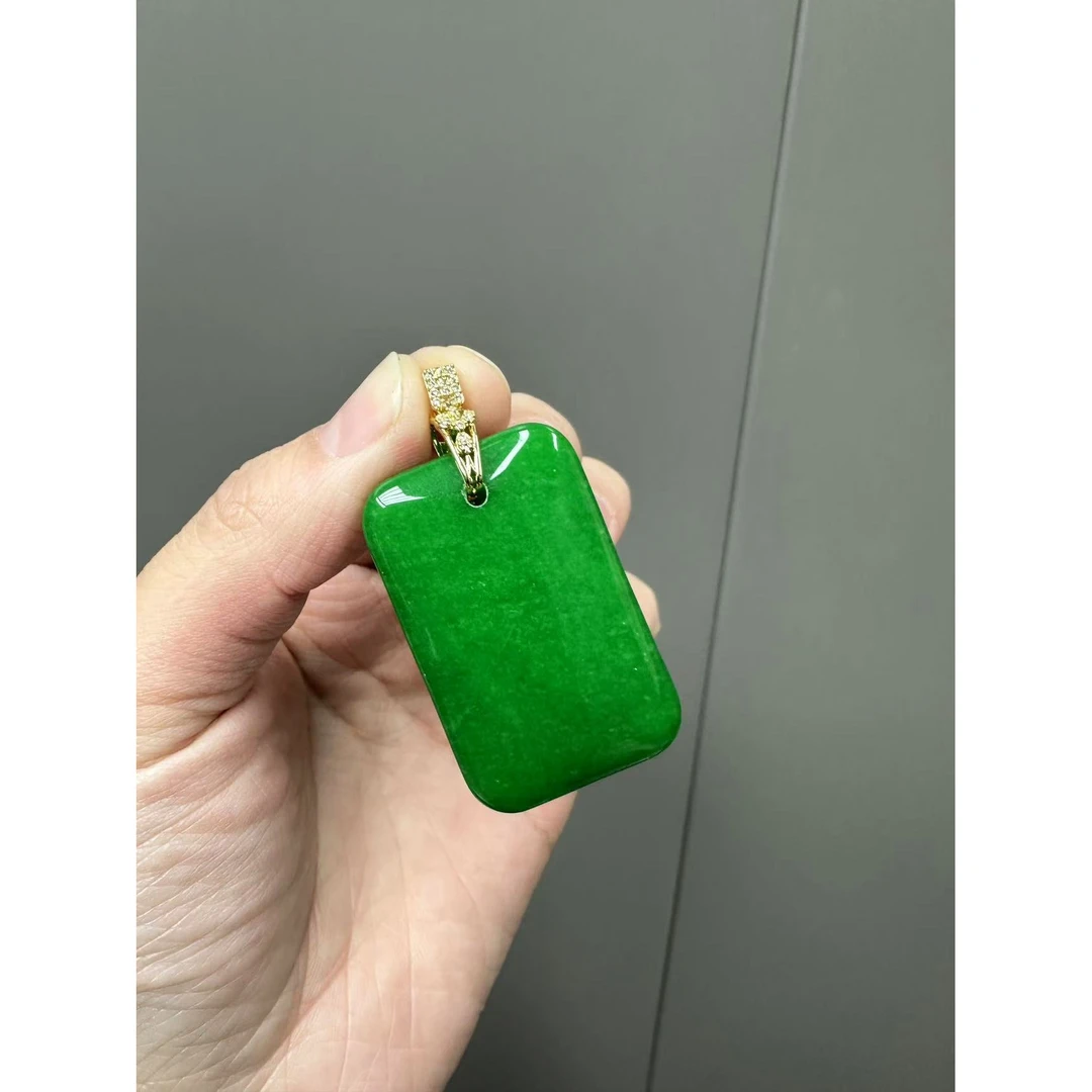 翡翠辣绿14k满钻无事牌吊坠