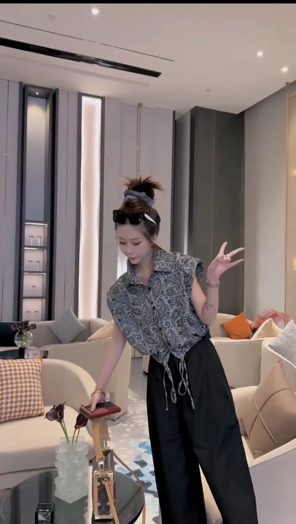 欧货夏季新款时尚韩版设计感翻领抽绳收腰飞飞袖碎花宽松无袖衬衫