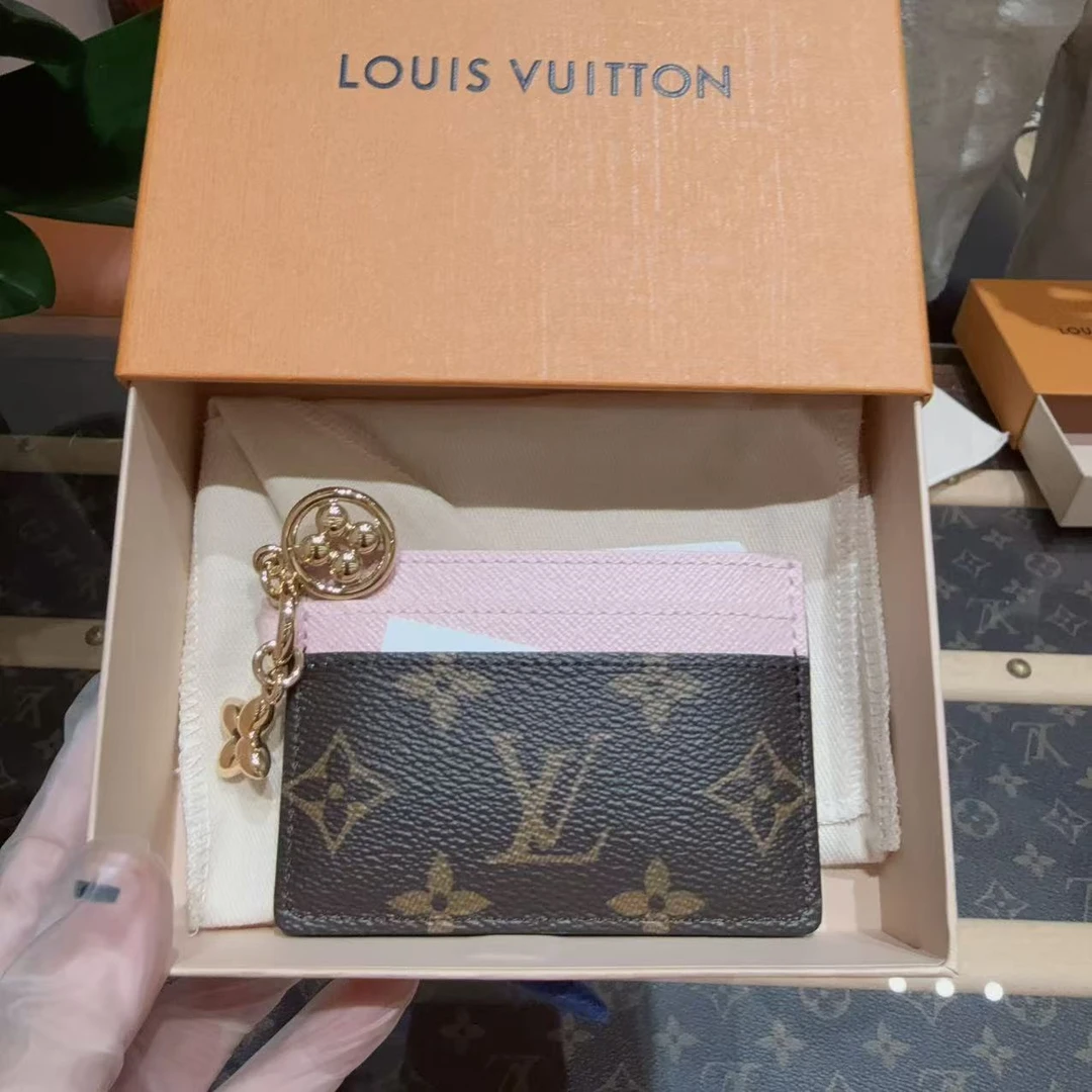 未使用 LouisVuitton/路易威登 新款老花粉色卡包带小吊饰！芯片款