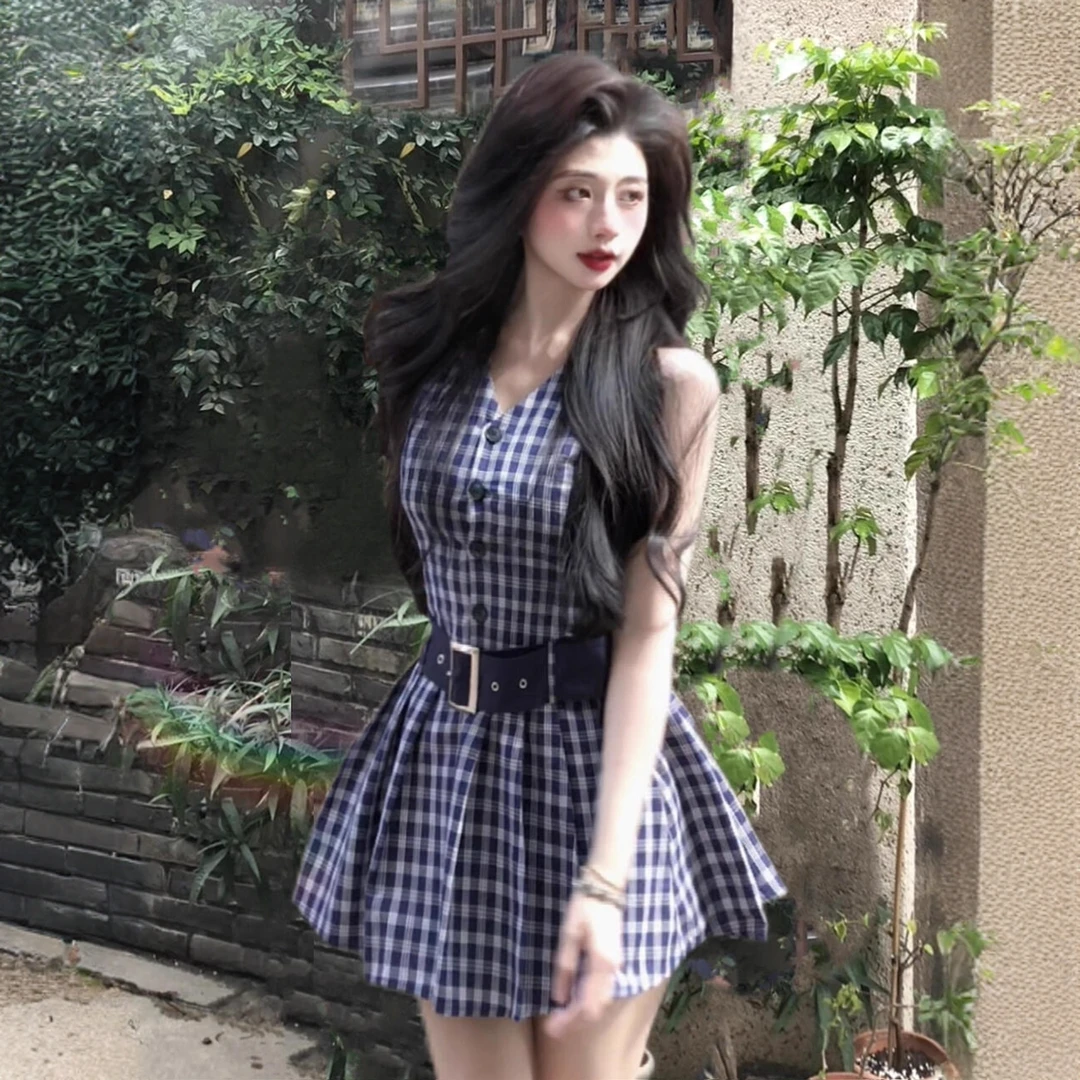 蓝色格子复古V领挂脖连衣裙子女夏季2025新款法式气显瘦收腰短裙
