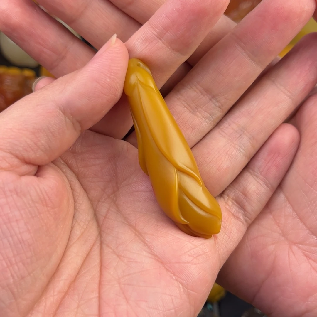 s***程石英质玉黄蜡石挂件未镶嵌