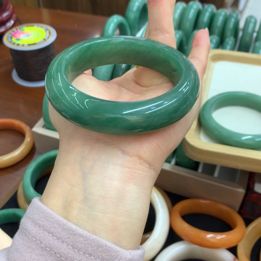 凤***皮石英质玉未镶嵌手镯