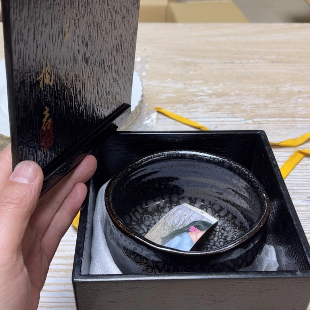 瓷片用****0密密麻麻地排列着一个