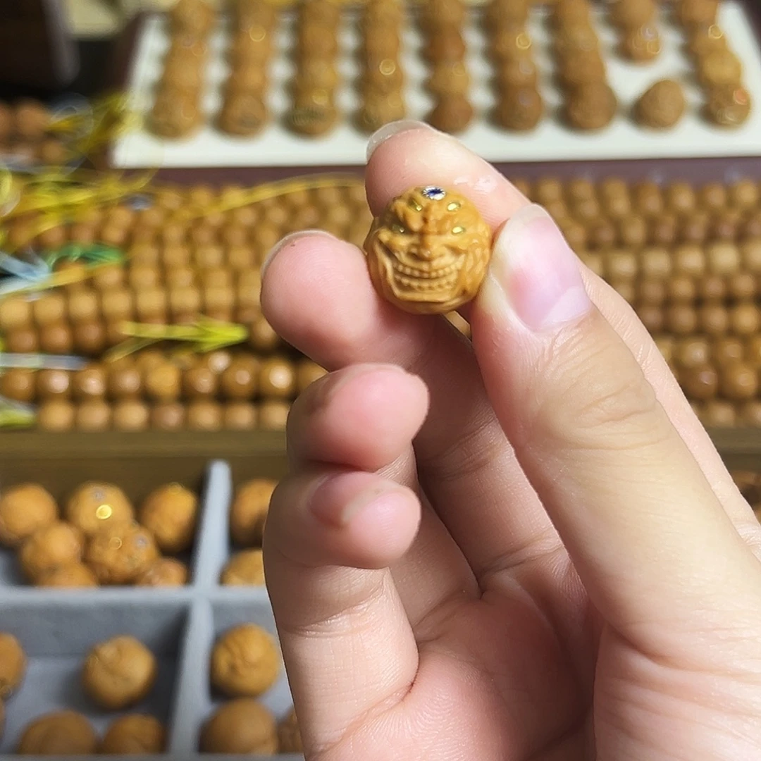 吊坠猴头核桃镶嵌单颗四目笑僧