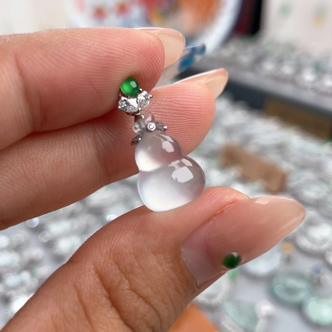 翡翠18K金镶嵌颈饰葫芦