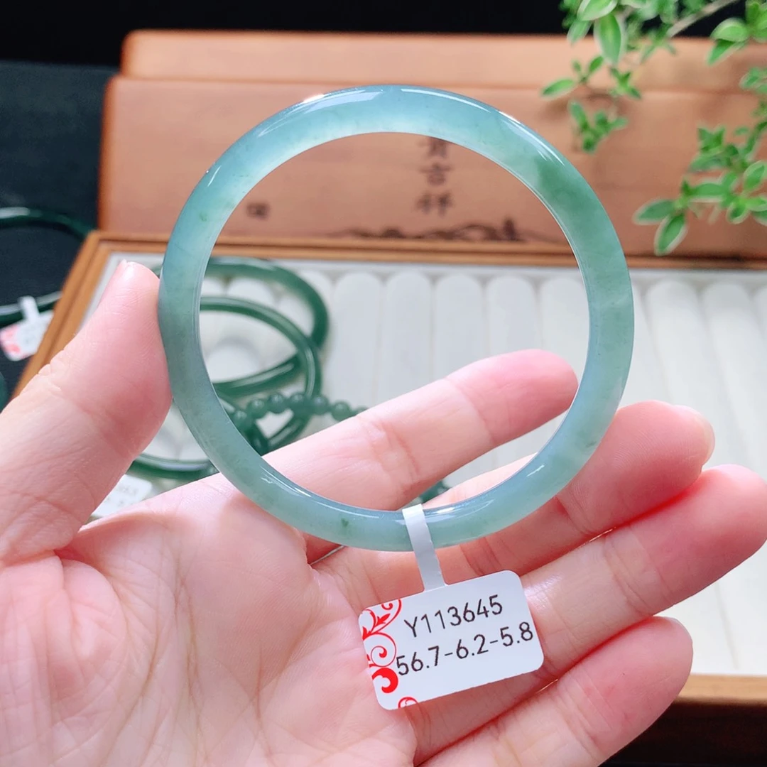 未镶嵌手镯（圆镯）翡翠