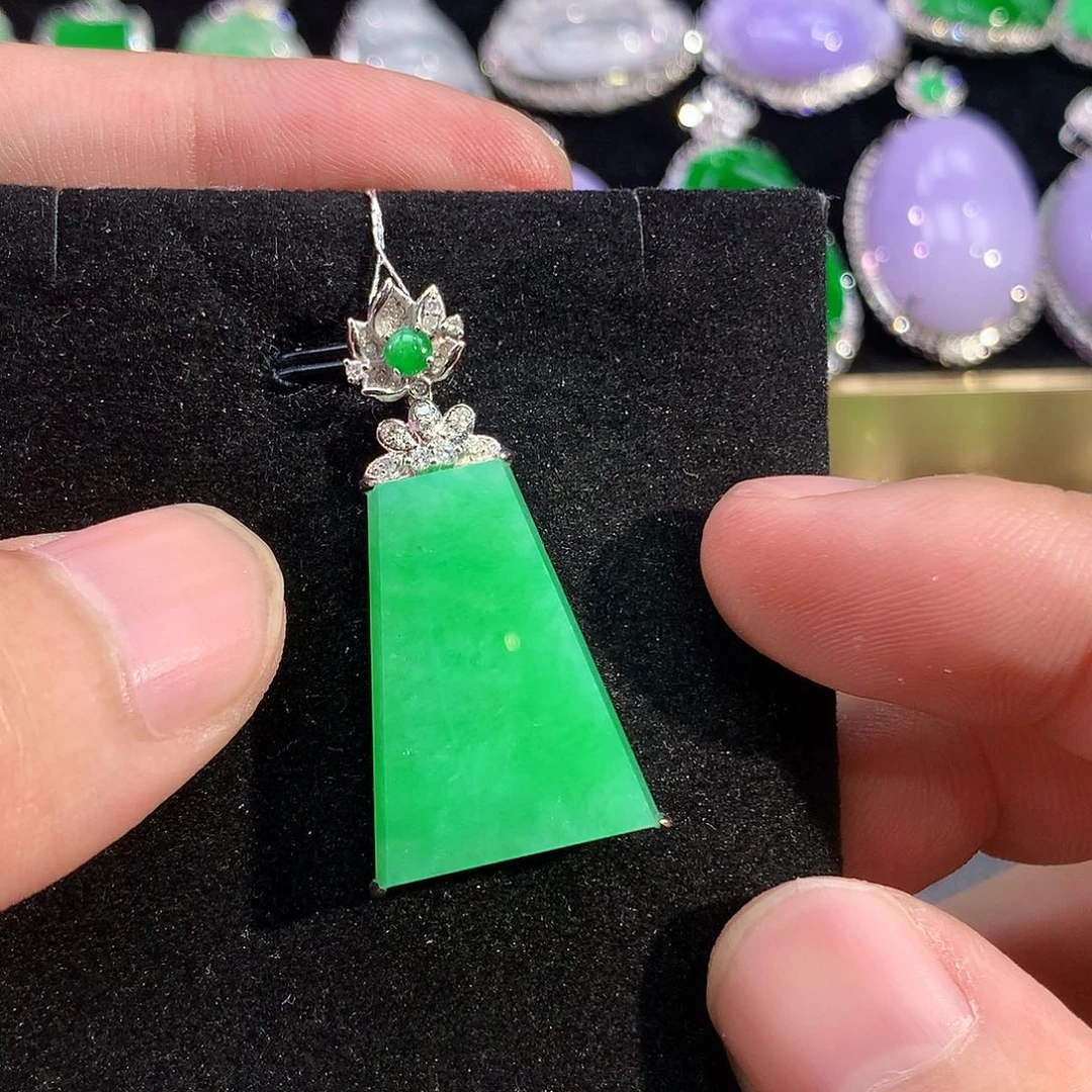 翡翠18K金镶嵌颈饰