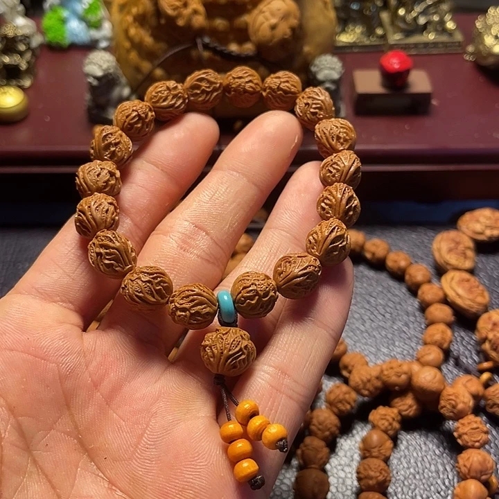 龙纹桃核雕刻白菜