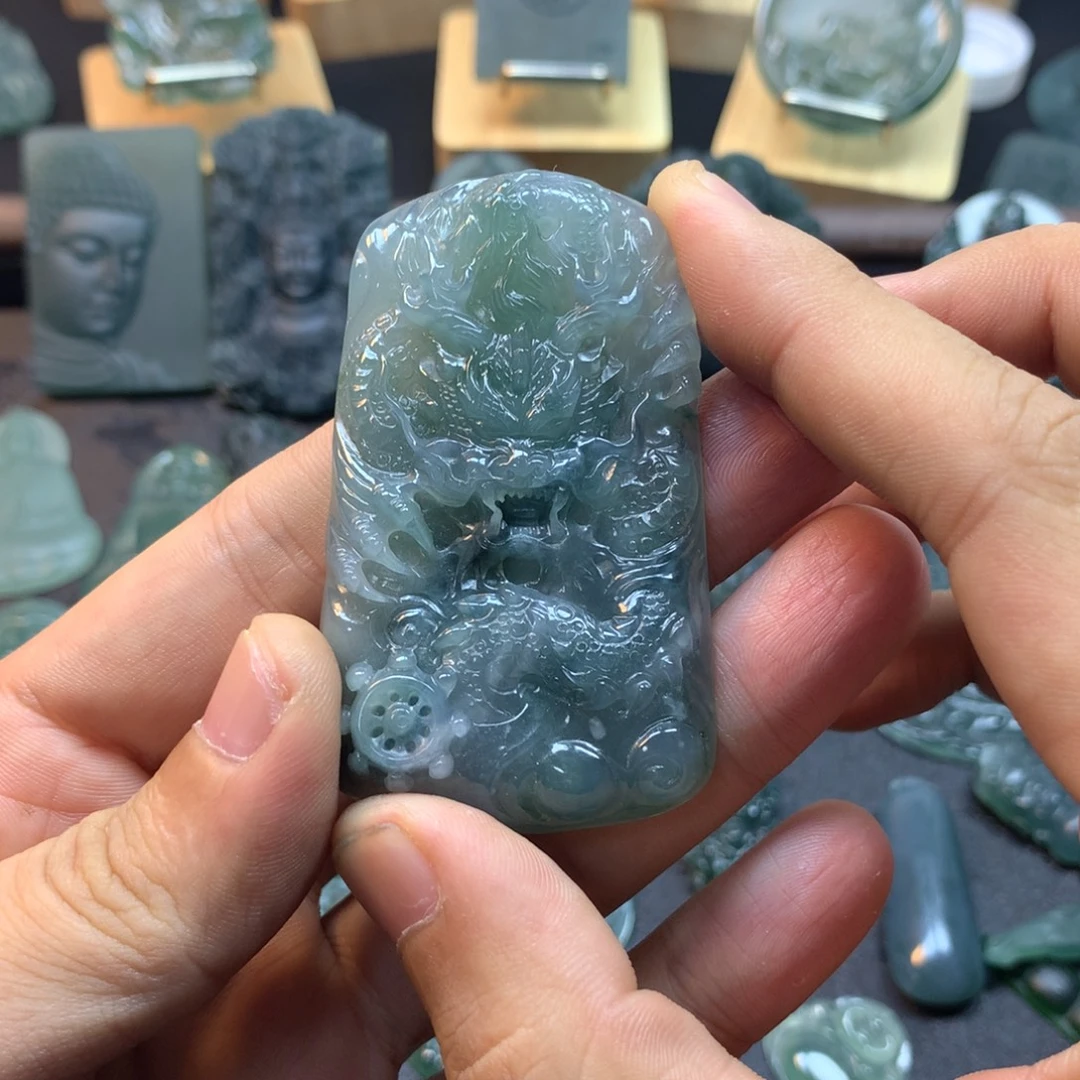 翡翠未镶嵌颈饰龙牌