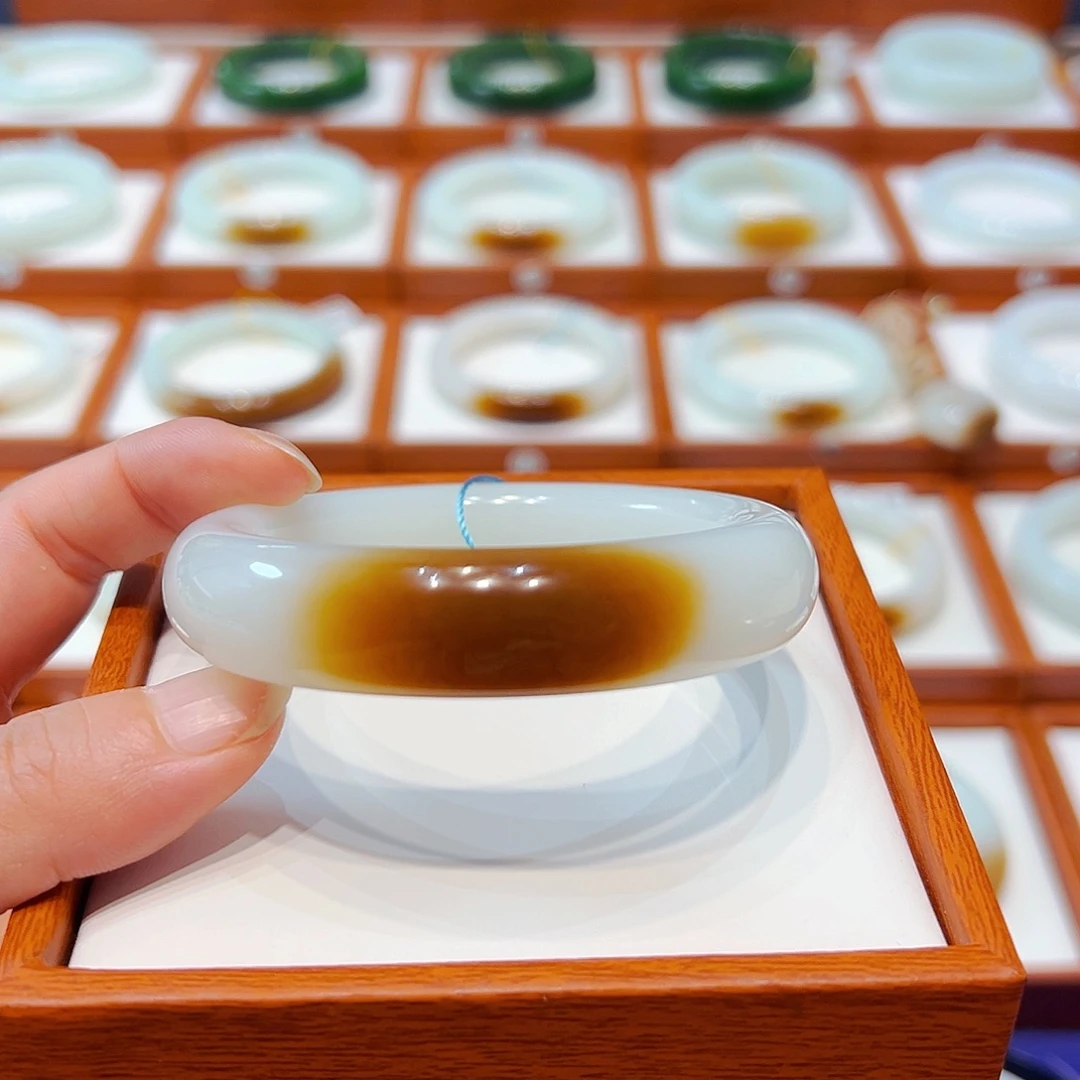 和田玉未镶嵌手镯