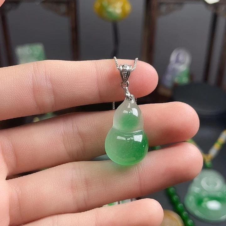 翡翠未镶嵌吊坠(赠链)