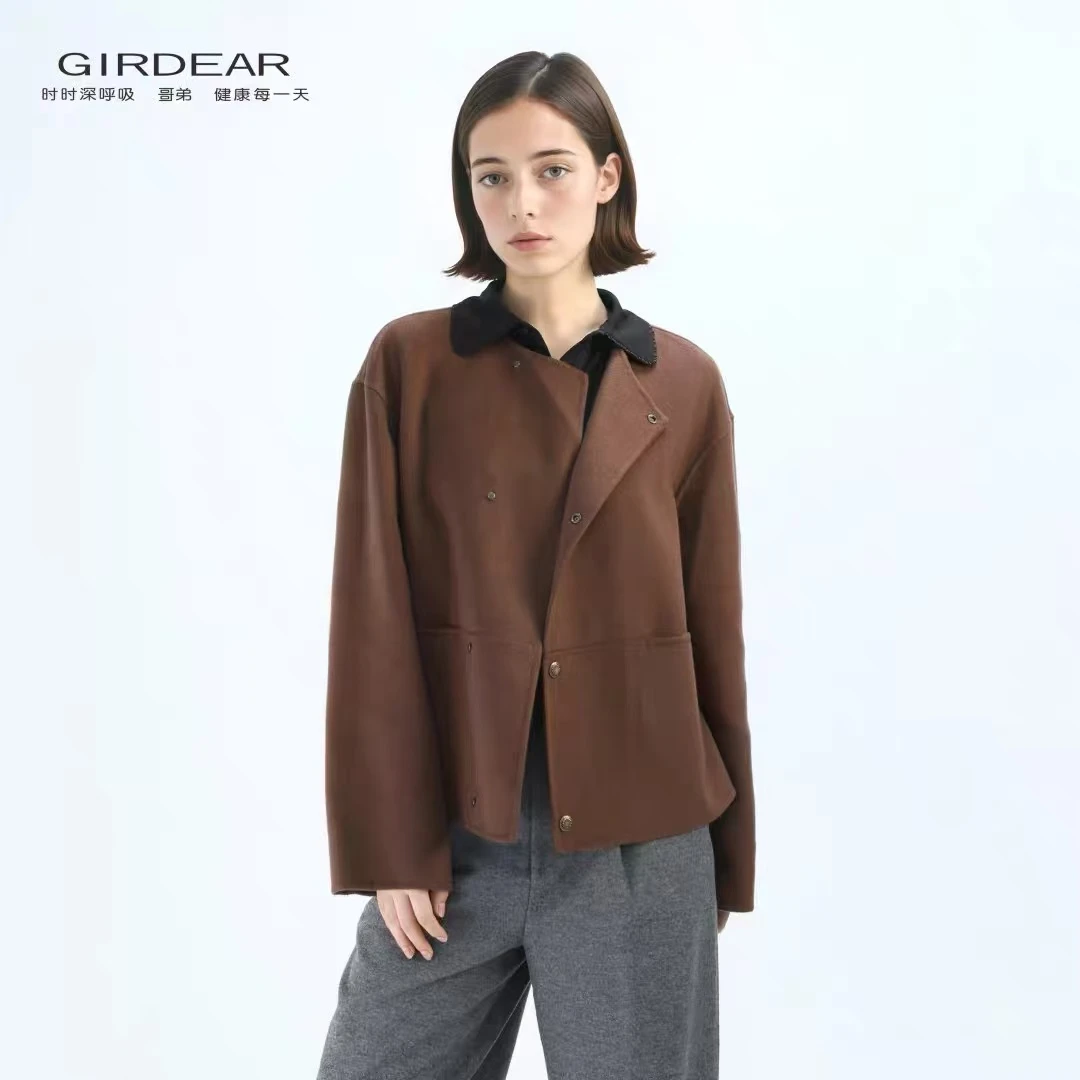 GIRDEAR/哥弟圆领单排扣复古廓形落肩短款毛呢外套140029-3010823