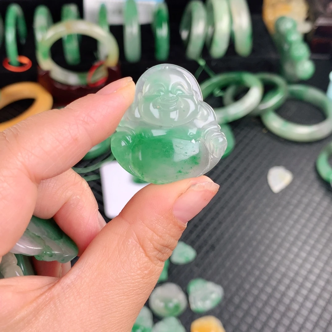 颈饰未镶嵌石英质玉（非洲翠）