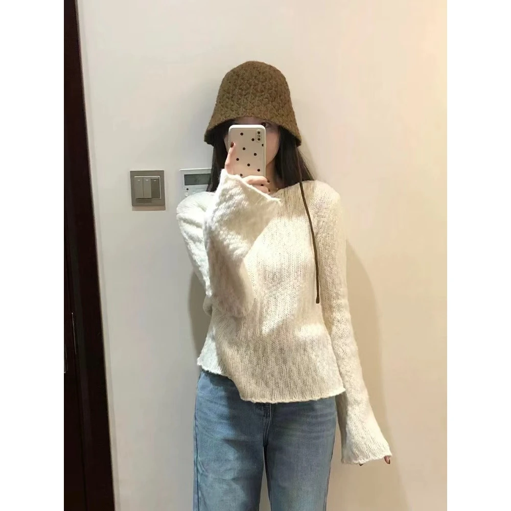 真心舒服！巨推荐！白色软糯喇叭袖长袖针织衫女早秋季短款别致上衣