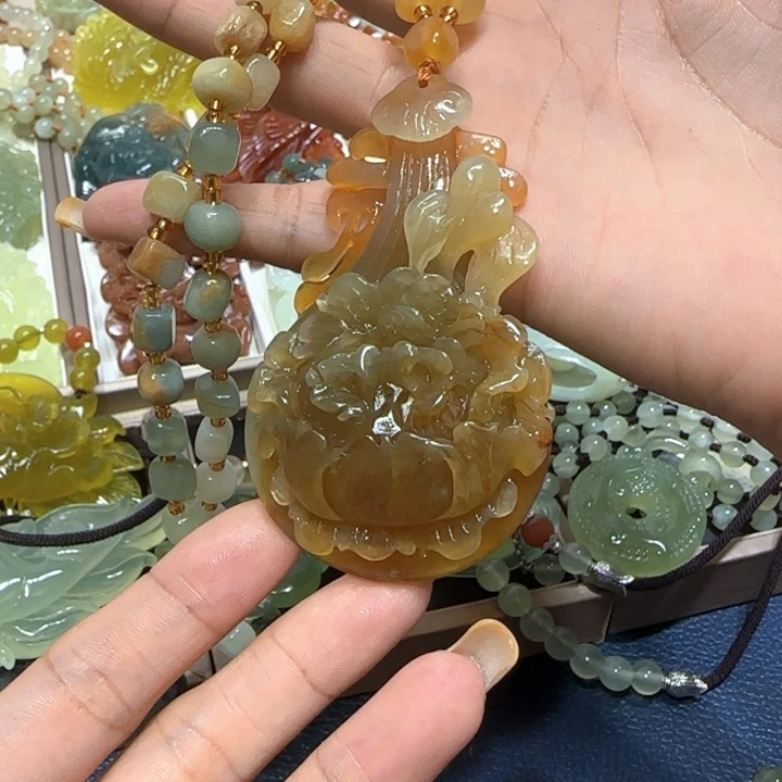 未镶嵌蛇纹石玉吊坠