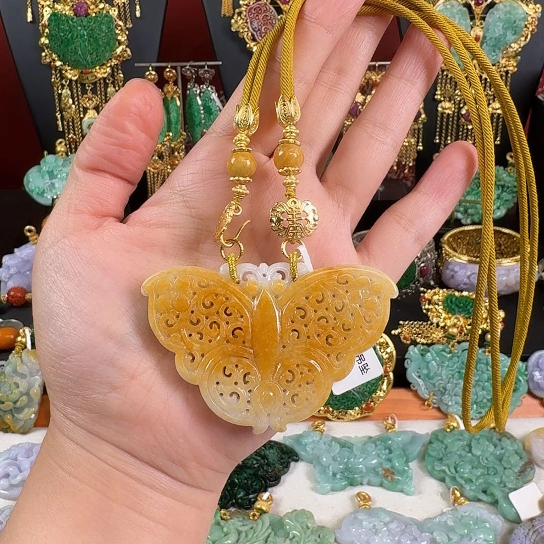 翡翠未镶嵌颈饰炸价