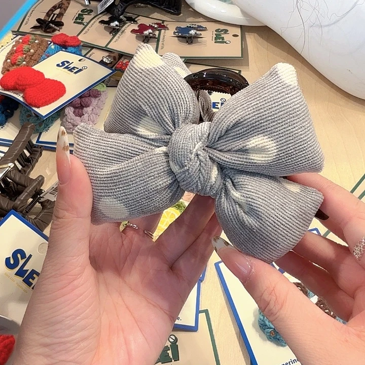 灰色灯芯绒波点大抓夹