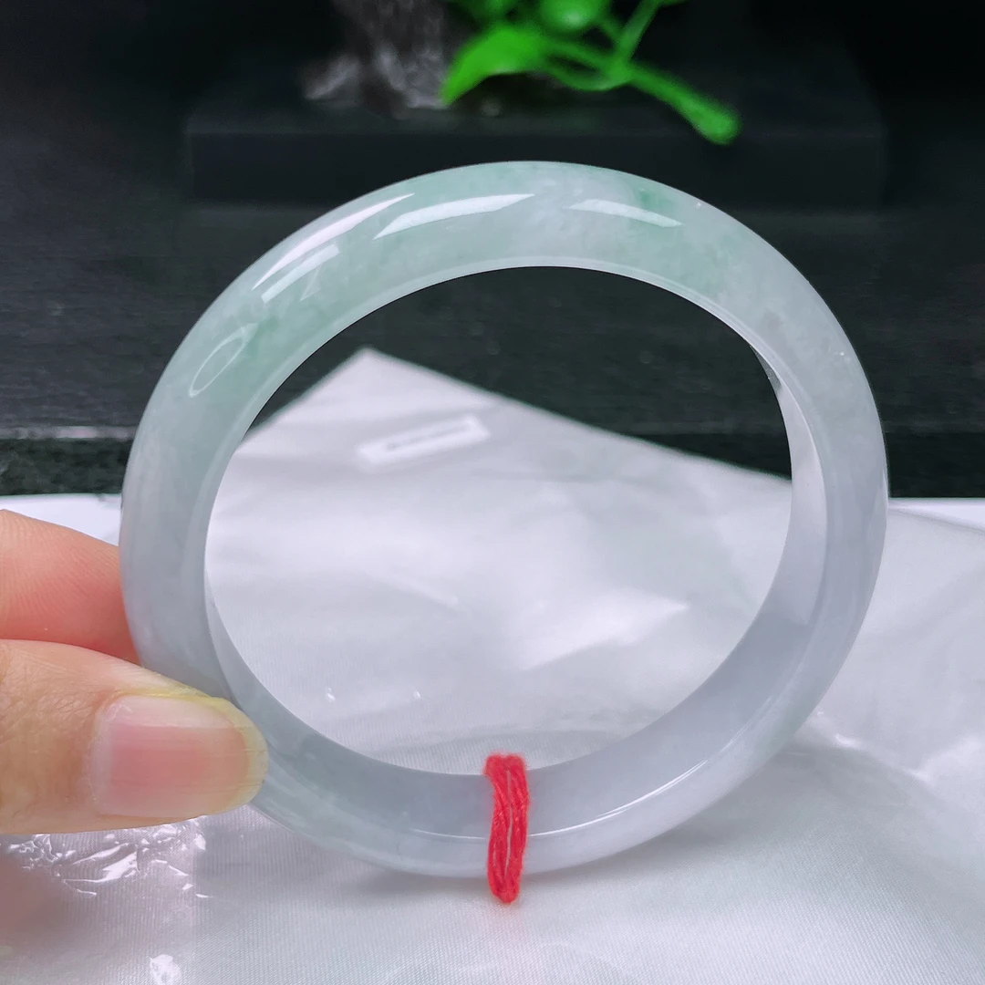 天然缅甸A货翡翠手镯61-62圈飘绿花，尺寸：61.5-12.6-8.1无纹裂。